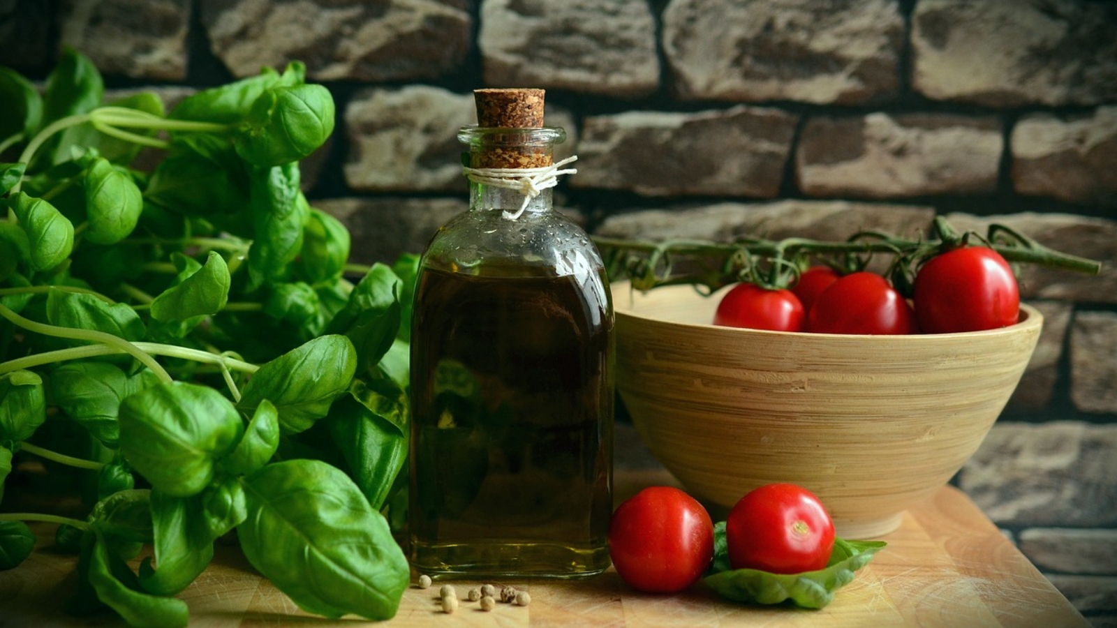 olive oil, tomatoes, basil-1412361.jpg